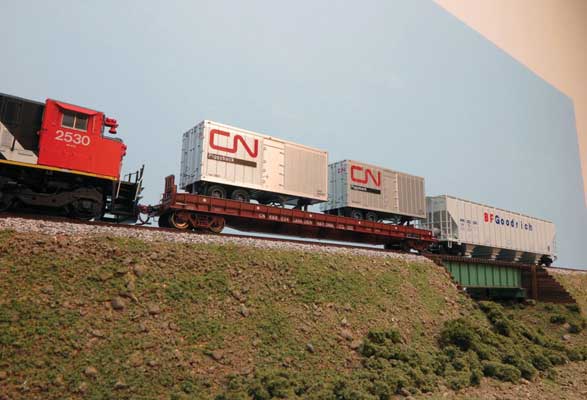 Rapido 1130502 HO scale Vancouver Iron Works Piggyback Flatcar w/26' Trailers, 6-pack, Canadian National