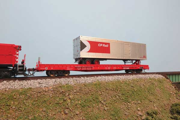 Rapido 1130503 HO scale Marine Industries Piggyback Flatcar w/45' Trailer, 6-pack, Canadian Pacific