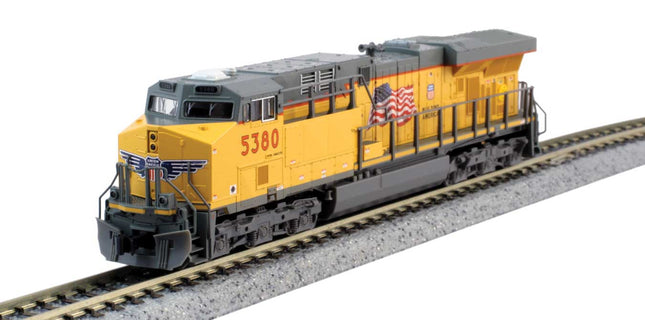 Kato 1768955 | GE ES44AC GEVO - Standard DC - Union Pacific #5553 (Armour Yellow, gray, US Flag, Building America Logo) | N Scale