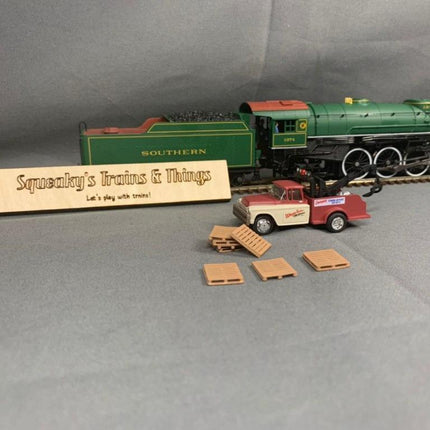 Squeaky's Trains 45 | Pallets 20 Pack | HO Scale - Squeaky's Trains
