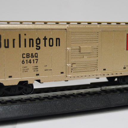 Value Trains 40-217 HO scale Burlington CB&Q gold 40' PS-1 boxcar on track