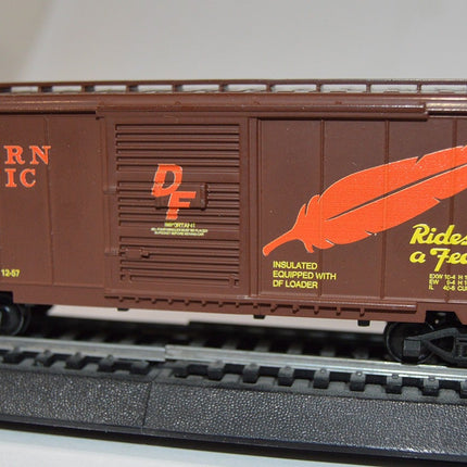Value Trains 40-303 HO scale Western Pacific 'Feather' 40' PS-1 boxcar on track