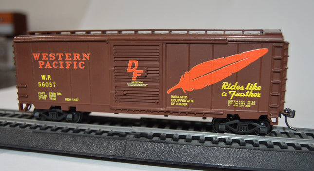 Value Trains 40-303 HO scale Western Pacific 'Feather' 40' PS-1 boxcar on track