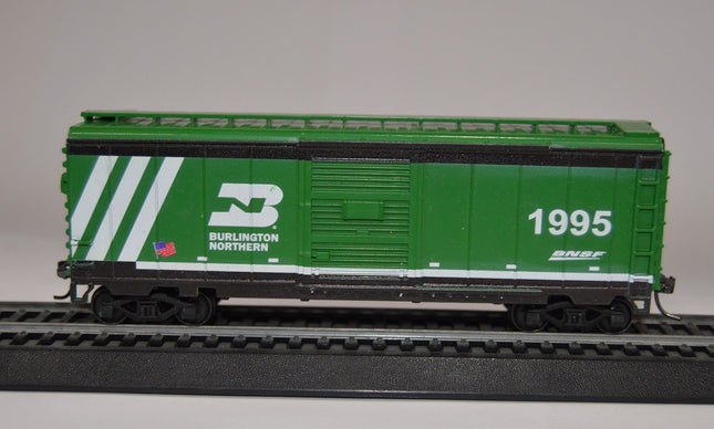 Value Trains 40-206 HO Scale 40' PS-1 Boxcar - Burlington Northern Heritage Scheme #1995 in classic BN green-and-white