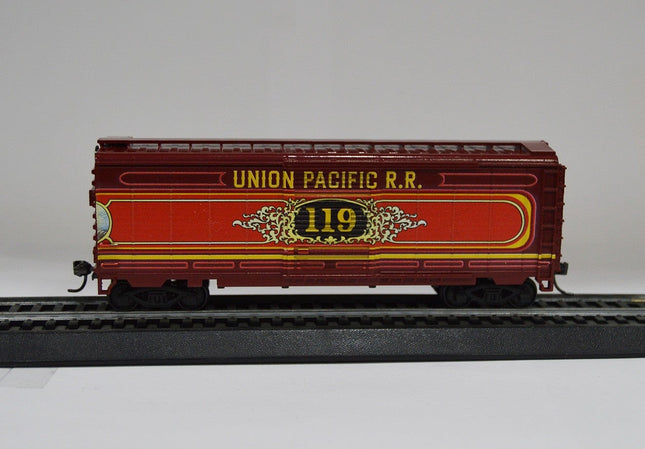 Value Trains 40-074 40' PS-1 Boxcar Union Pacific #119 Commemorative HO Scale - side view on track