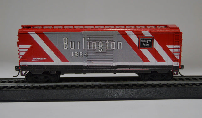 Value Trains 40-208 HO 40' PS-1 Boxcar BNSF Burlington Heritage #1864 - side view