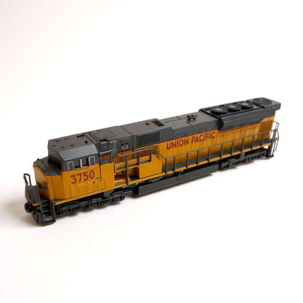 Kato 176-5625 | EMD SD90/43MAC – Standard DC – Union Pacific #3750 | N Scale model locomotive side view
