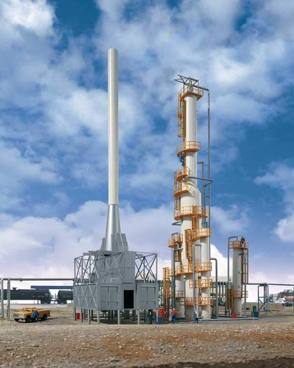 Walthers Cornerstone 933-3705 | United Petroleum Refining | HO Scale model oil refinery with fractionating tower and furnace.