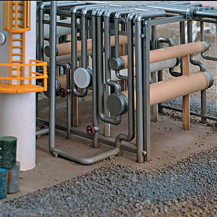 Walthers Cornerstone 933-3705 | United Petroleum Refining | HO Scale model showing detailed piping and industrial elements.