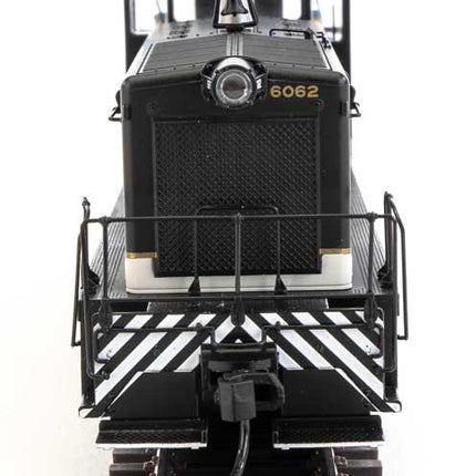 WalthersMainline 910-10676 | EMD SW7 - Standard DC - Southern Railway #6062 (Phase I; Tuxedo: black, white, dulux) | HO Scale
