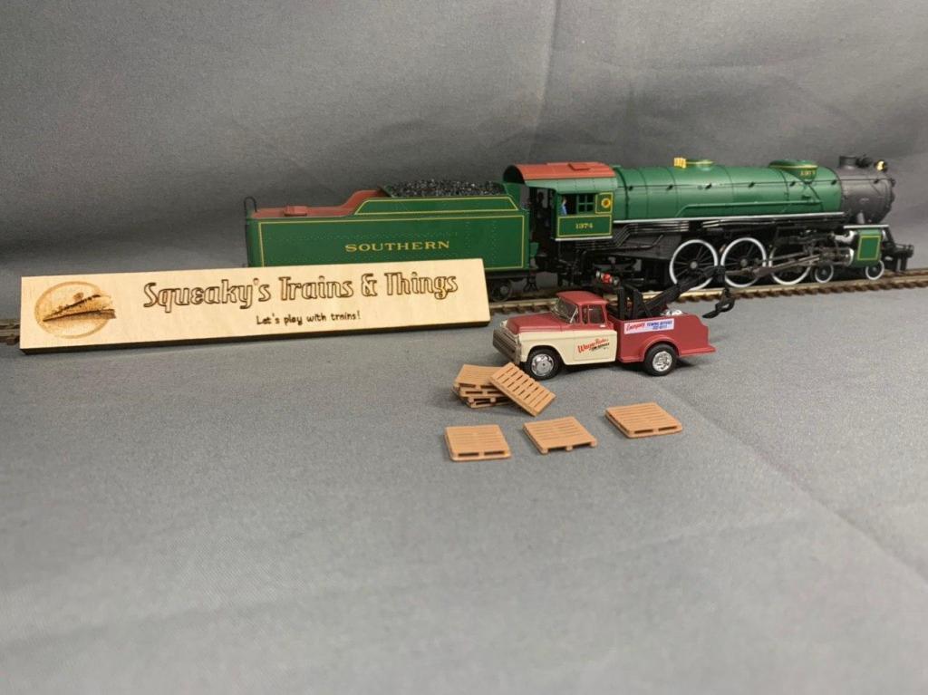 Squeaky's Trains 45 | Pallets 20 Pack | HO Scale