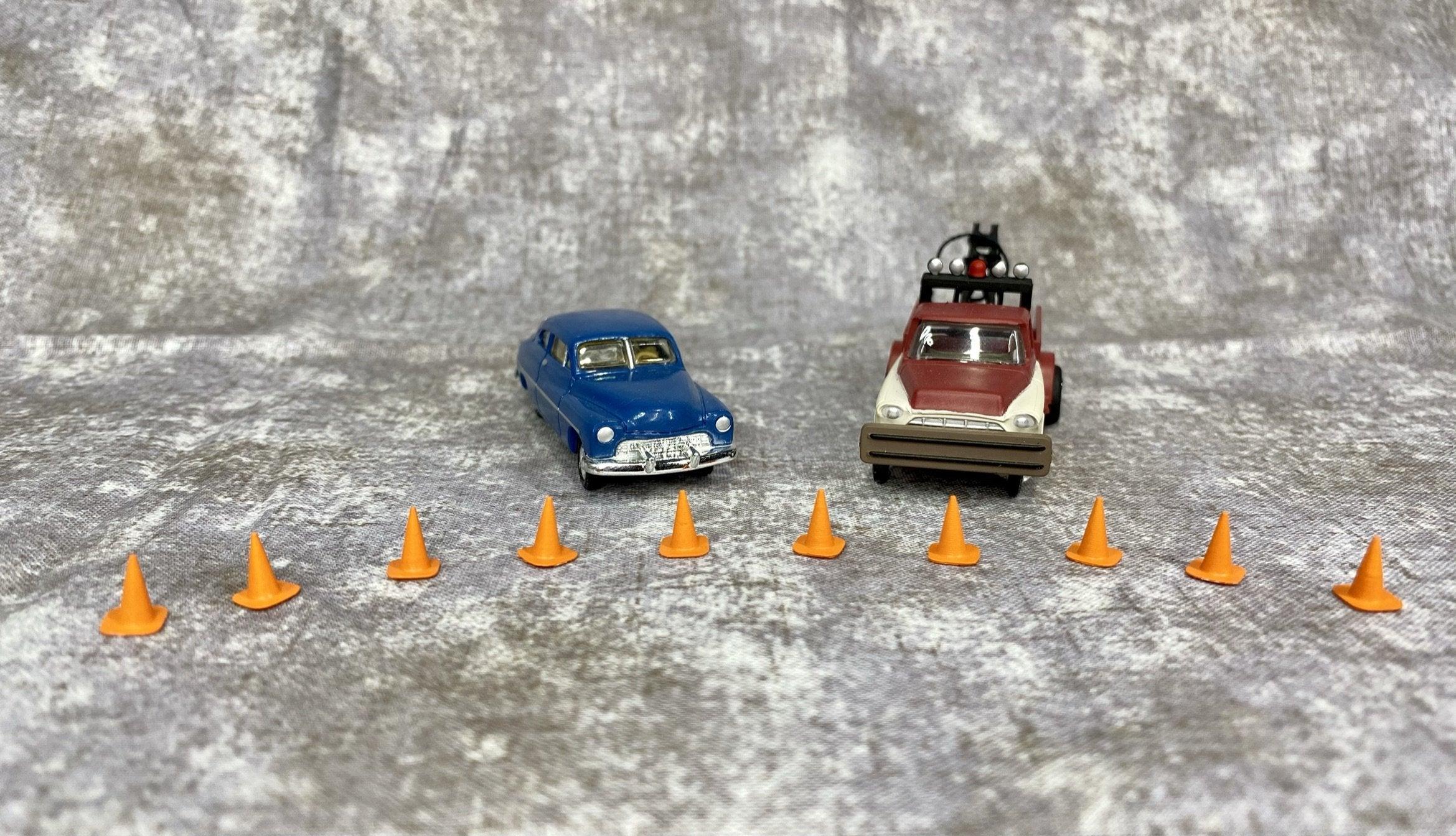Squeaky's Trains | 28″ Traffic/Construction Cones - Basic | HO Scale