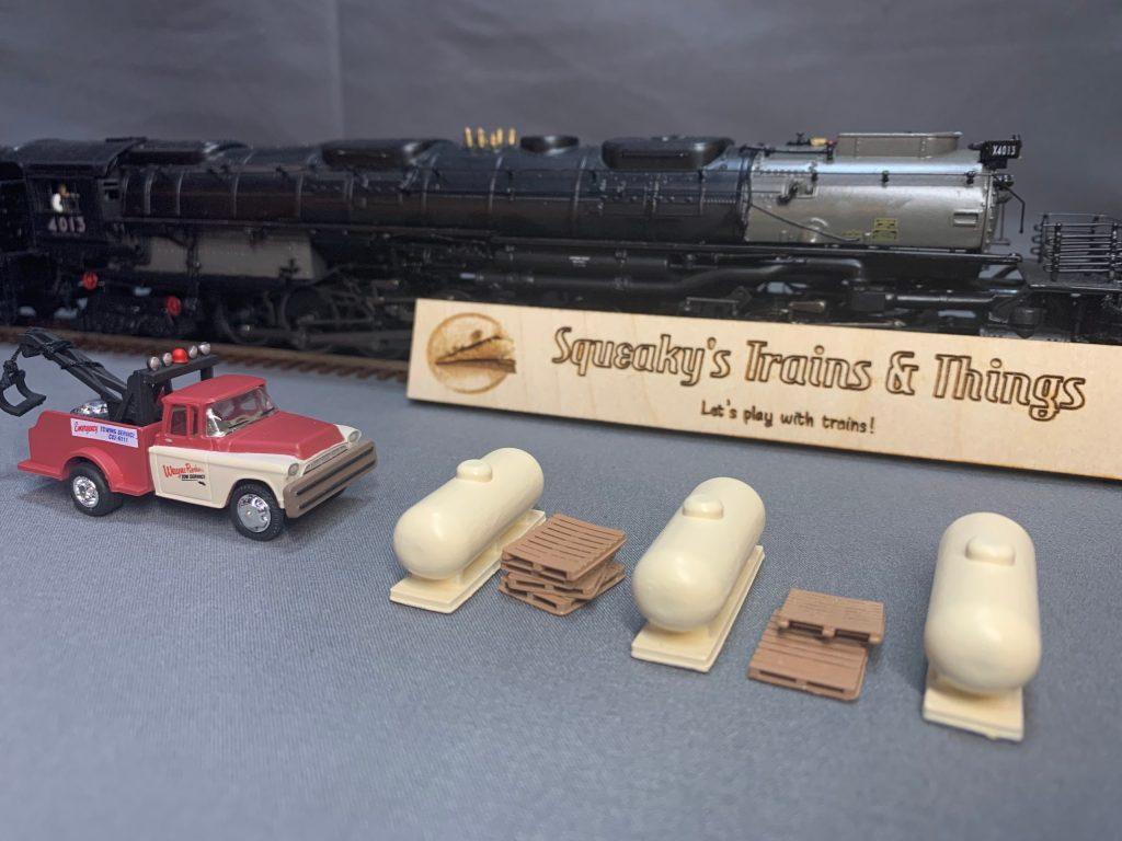Squeaky's Trains | 500-Gallon Propane Tank 3 Pack | HO Scale